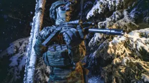Eesti Kaitseliidu liige talvises metsas relvaga patrullimas Eesti iseseisvuse kaitseks.