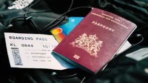Reisidokument ja pardakaart on valmis Suurbritanniasse reisimiseks ettevalmistatuna.
