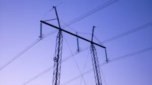 Kõrgepingeliinid Tallinna taeva all tähistavad Eesti elektrivõrgu olulist rolli hindades.