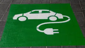 Roheline elektriauto laadimispunkti märgistus asfaltteel, mis tähistab kaasaegset ja säästlikku liikluskeskkonda.