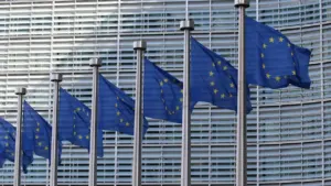 Euroopa Liidu lipud lehvivad Brüsseli Euroopa Komisjoni Berlaymonti hoone ees päikselisel päeval.