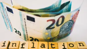 Euro pangatähed ja puidust klotsid kirjaga inflatsioon kujutamas majanduslikku olukorda.