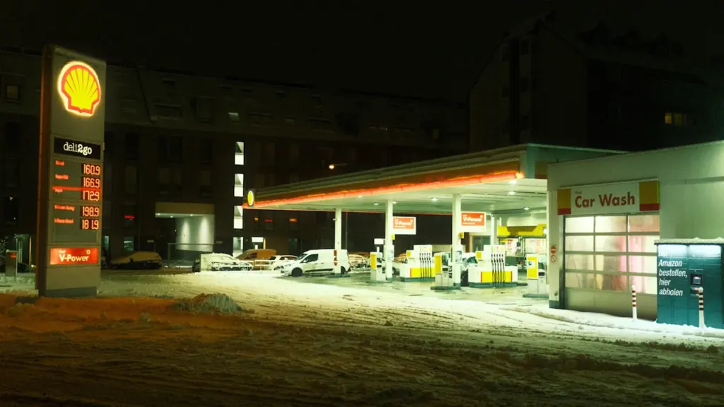 Öine tankla lumise maapinnaga, hinnad on kuvatud suurel infotahvlil.