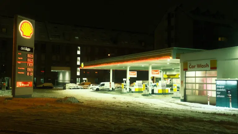 Öine tankla lumise maapinnaga, hinnad on kuvatud suurel infotahvlil.