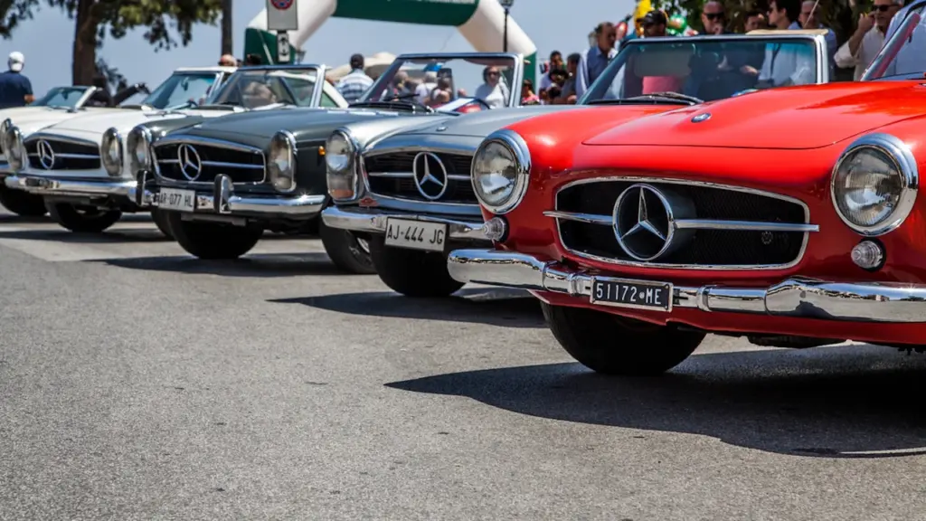 Rida klassikalisi Mercedes-Benz autosid ootamas paraadi algust päikeselisel suvepäeval.