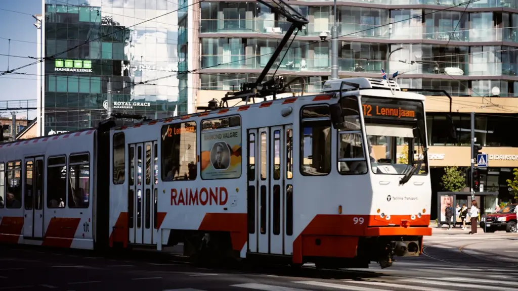 Moodne tramm sõitmas Tallinna tänaval, ühistranspordi piletisüsteemi uuendused ja kontrolli info.