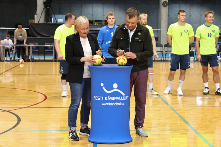 Valga tüdrukud saavad uue võimaluse käsipalli proovida